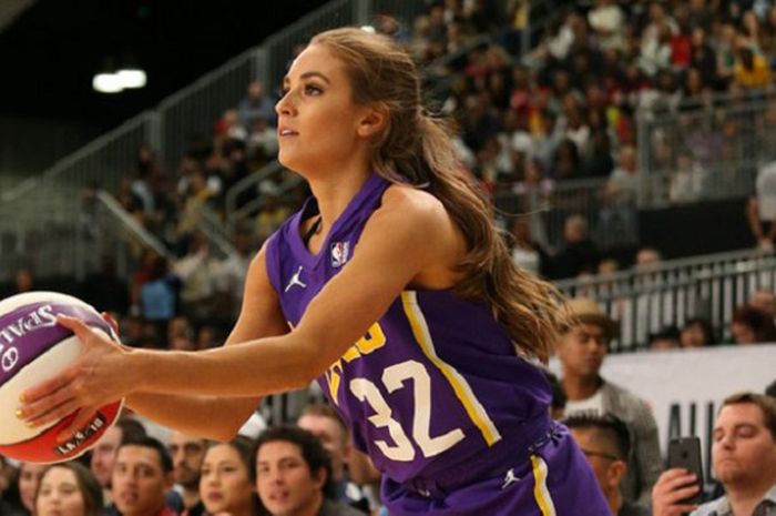 Aksi Rachel Annemarie DeMita pada Celebrity Game yang merupakan rangkaian acara NBA All Star Weekend 2018, Jumat (16/2/2018) malam waktu Amerika Serikat.