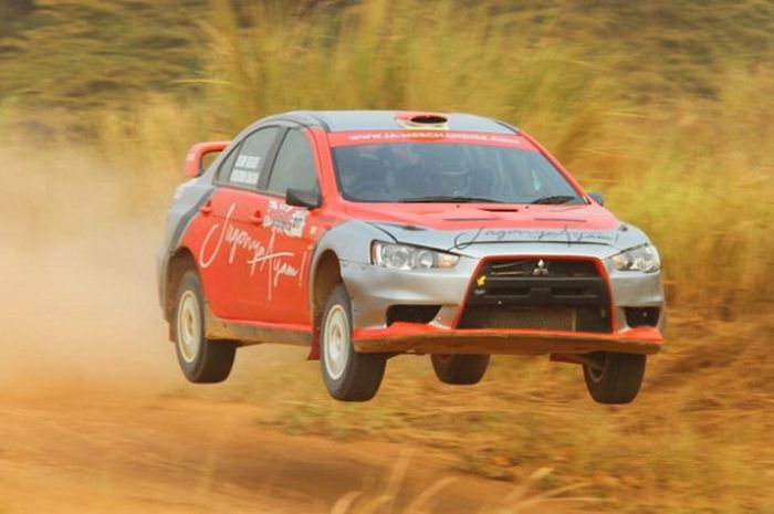 Pebalap Indonesia, Sean Gelael, menjajal mobil rally di Sirkuit Paramount Land, BSD Tangerang, Banten.