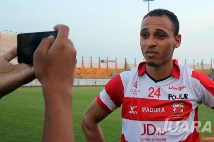 Marquee Player Madura United, Peter Odemwingie, berpose di sela-sela sesi latihan klub di Gelora Ratu Pamellingan, Pamekasan, pada 12 April 2017.