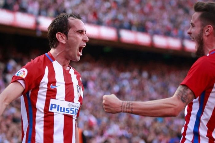 Bek Atletico Madrid, Diego Godin (kiri), merayakan gol yang dia cetak ke gawang Sevilla dalam pertandingan La Liga di Stadion Vicente Calderon, Madrid, Spanyol, pada 19 Maret 2017.