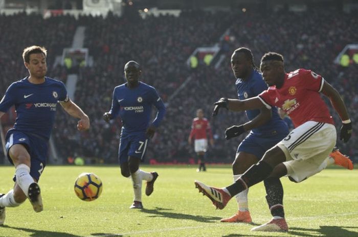 Pemain Manchester United, Paul Pogba, beraksi pada laga Liga Inggris kontra Chelsea di Stadion Old Trafford, Minggu (25/2/2018).