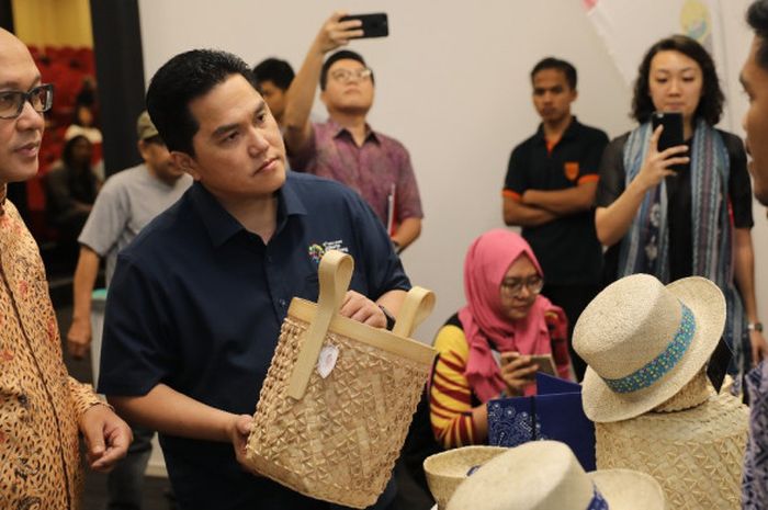 Ketua Inasgoc Erick Thohir (kedua dari kiri) mengecek barang-barang kerajinan yang akan dijual menjelang Asian Games 2018.