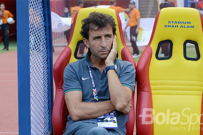 Luis Milla duduk di bangku cadangan saat timnas U-22 Indonesia melawan Kamboja pada partai Grup B SEA Games 2017 di Stadion Shah Alam, Selangor, Sabtu (26/8/2017).