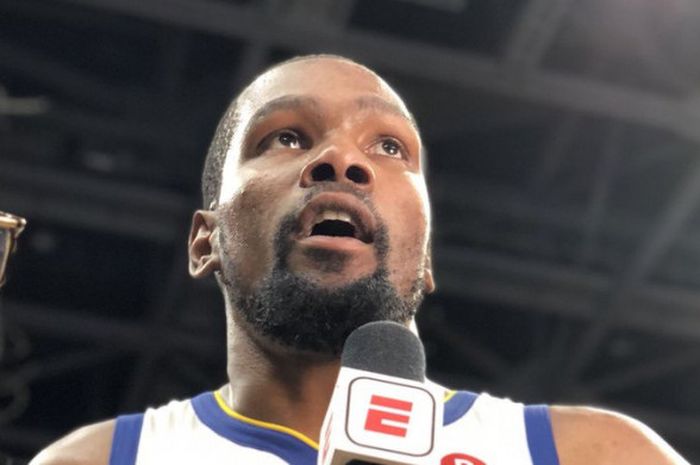 Pemain Golden State Warriors, Kevin Durant diwawancarai setelah memenangi gim ketiga kontra Cleveland Cavaliers pada Rabu (6/6/2018) waktu setempat.