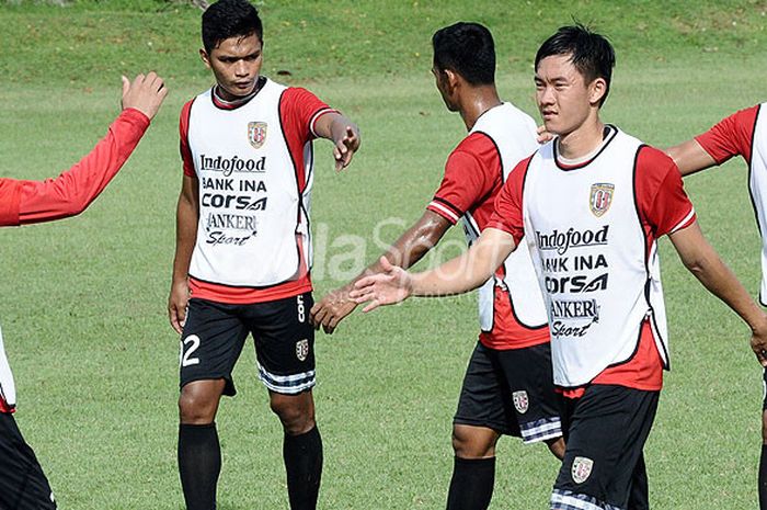 Para pemain Bali United saling bersalaman usai gim internal di Lapangan Trisakti, Senin (8/1/2018).