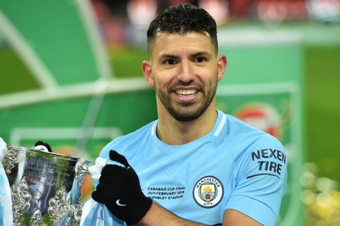  Striker Manchester City, Sergio Aguero, memegang trofi Piala Liga Inggris seusai mengalahkan Arsenal dalam laga final di Stadion Wembley, London, pada 25 Februari 2018. 