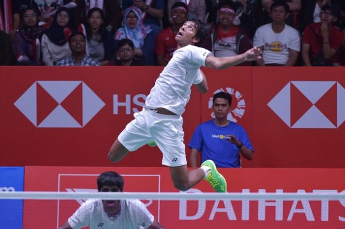 Pasangan ganda putra India, Satwiksairaj Rankireddy/Chirag Shetty, mengembalikan kok ke arah Marcus Fernaldi Gideon/Kevin Sanjaya Sukamuljo, pada babak semifinal Indonesia Masters 2018 yang berlangsung di Istora Senayan, Jakarta, Sabtu (27/1/2018).