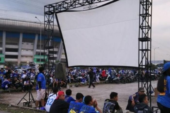 Layar lebar untuk nobar yang ada di luar Stadion GBLA untuk bobotoh yang tak kehabisan tiket laga Persib kontra Persib, Sabtu (16/7/2016) petang. 