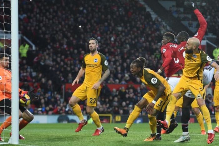 Aksi kiper Brighton & Hove Albion, Mathew Ryan, saat menggagalkan peluang beruntun Manchester United dalam partai Liga Inggris di Old Trafford, 25 November 2017.