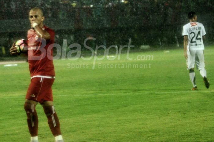 Selebrasi penyerang Persija Jakarta, Ivan Carlos usai membobol gawang Bali United, pada laga terakhir fase Grup D Piala Presiden 2018, di Stadion Kapten I Wayan Dipta, Senin (29/1/2018).