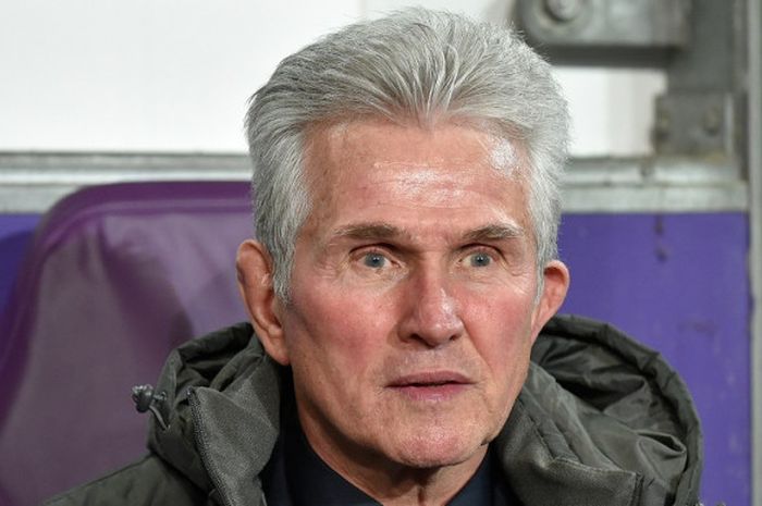 Pelatih Bayern Muenchen, Jupp Heynckes, mendampingi anak-anak asuhnya dalam laga Grup B Liga Champions kontra Anderlecht di Stadion Constant Vanden Stock, Brussels, Belgia, pada 22 November 2017.