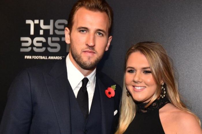 Penyerang Tottenham Hotspur dan timnas Inggris, Harry Kane (kiri), berpose bersama pasangannya, Katie Goodland, dalam acara The Best FIFA Football Awards Gala di London, 23 Oktober 2017.