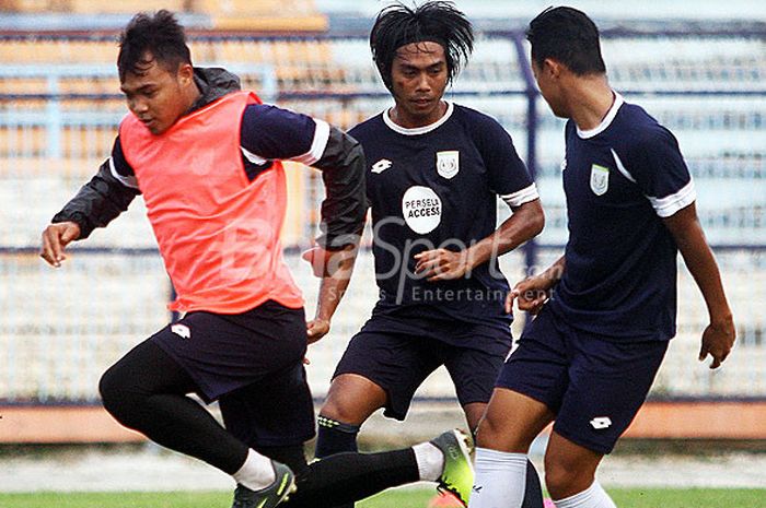 Pemain Persela, I Gusti Rustiawan (rompi) saat menjalani sesi latihan gim ringan di Stadion Surajaya Lamongan.