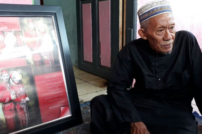 Kakek dari Catur, Muhammad Rafiq, bersama dengan foto pernikahan Catur dengan istrinya, Ismi