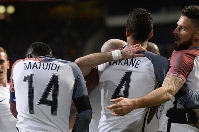 Para pemain Prancis merayakan gol ke gawang Belanda, pada laga persahabatan di Amsterdam Arena, Jumat (25/3/2016) waktu setempat.