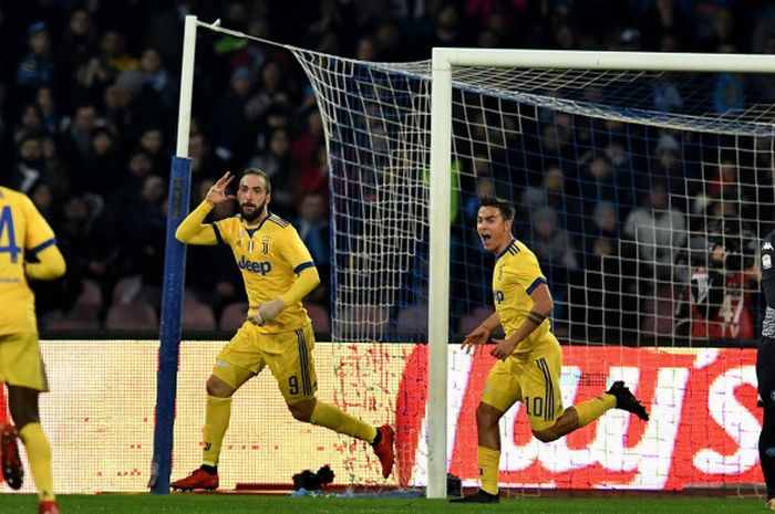 Striker Juventus, Gonzalo Higuain (kedua dari kiri), merayakan gol yang dia cetak ke gawang Napoli dalam laga Liga Italia di Stadion San Paolo, Naples, pada 1 Desember 2017.