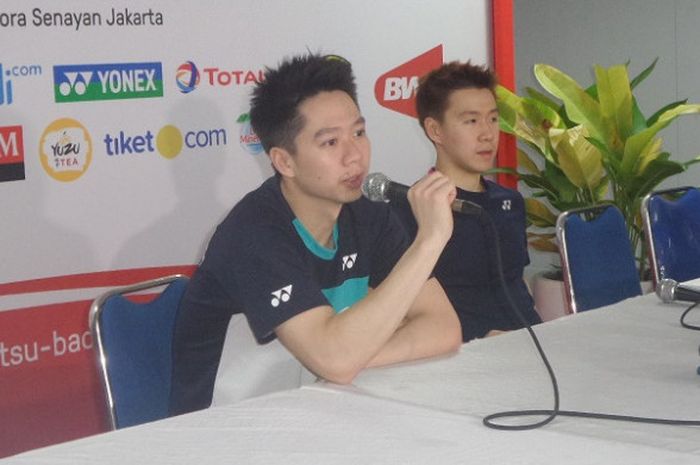 Pasangan ganda putra nasional, Marcus Fernaldi Gideon (kanan) dan Kevin Sanjaya Sukamuljo, berbicara pada sesi konferensi pers Indonesia Masters 2018, di Istora Senayan, Jakarta, Minggu (28/1/2018).