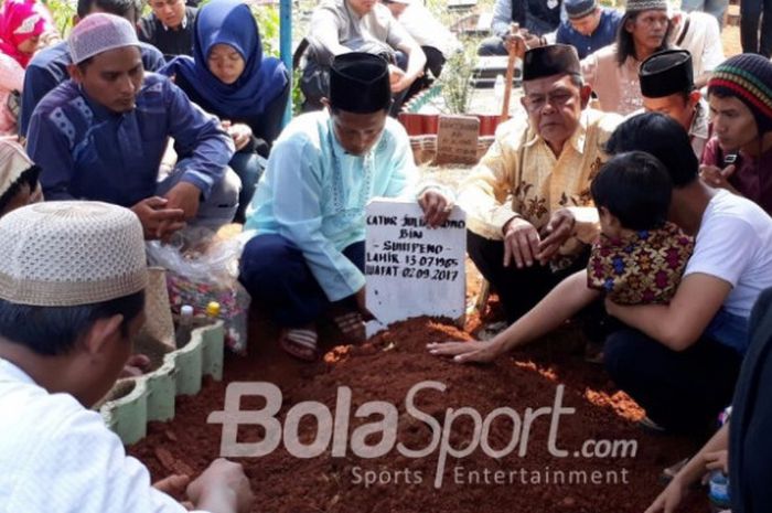 Suasana pemakaman korban insiden petasan Stadion Patriot, Catur Juliantono di TPU Kober, Klender, Jakarta Timur, Minggu (3/9/2017) siang. 