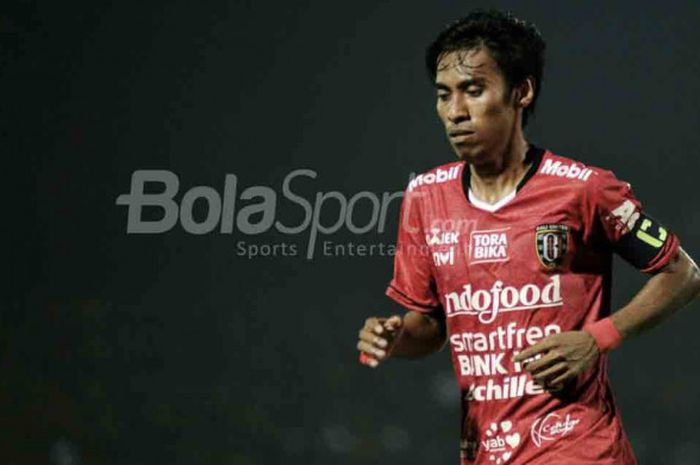   Gelandang sekaligus kapten Bali United, Fadil Sausu, saat menghadapi Perseru Serui dalam laga peka