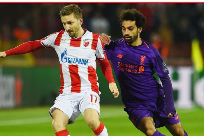 Penyerang Liverpool FC, Mohamed Salah (kanan), beraksi dalam laga Grup C Liga Champions melawan Crvena Zvezda di Stadion Rajko Mitic, Belgrade pada 6 November 2018.