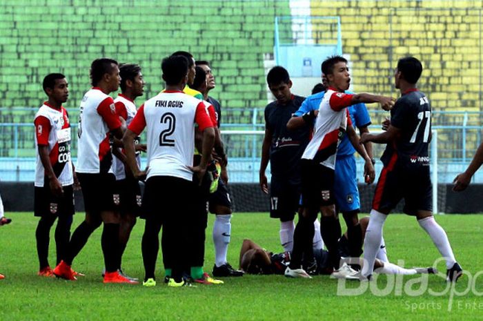 Para pemain PSBK Blitar dan Persewangi Banyuwangi terlibat baku hantam.