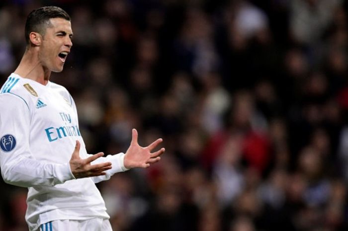 Megabintang Real Madrid, Cristiano Ronaldo, bereaksi pada duel kontra Borussia Dortmund dalam laga Grup H Liga Champions di Stadion Santiago Bernabeu, Madrid, Spanyol, pada 6 Desember 2017.