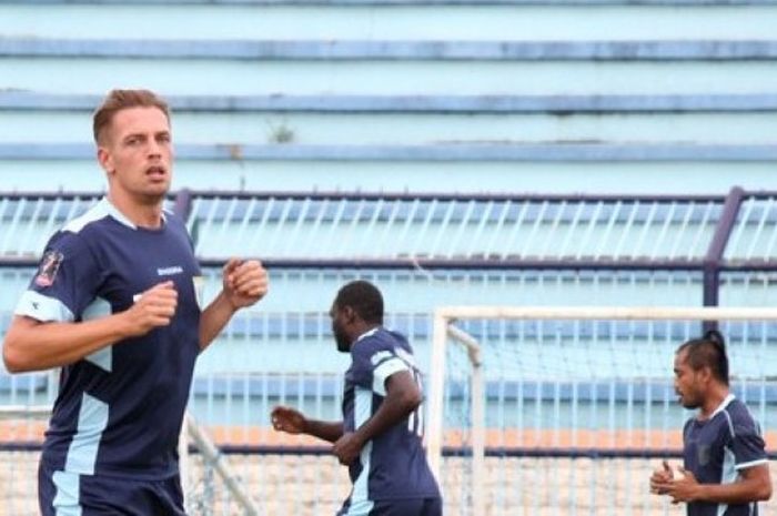 Bek asal Belanda, Kristian Adelmund dalam latihan di Stadion Surajaya, Lamongan, Rabu (16/3/2016). Adelmund bersaing dengan dua bek asing berebut kontrak di Persela. 