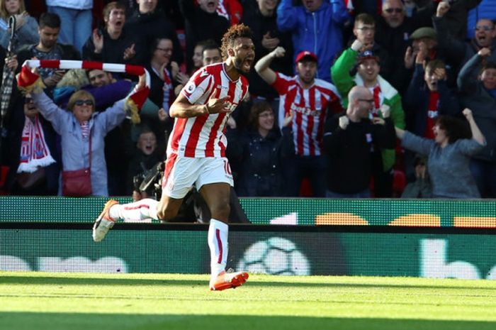 Penyerang Stoke City, Eric Choupo-Moting, melakukan selebrasi setelah mencetak gol ke gawang Manchester United di Bet365 Stadium, Sabtu (9/9/2017) malam WIB.