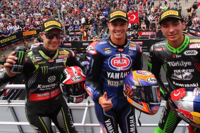 Pebalap Pata Yamaha, Michael van der Mark (tengah) merayakan keberhasilannya memenagi balapan dua World Superbike seri Inggris di Donington Park (27/5/2018) bersama pengisi podium lainnya Jonathan Rea (kiri) dan Toprak Razgatlioglu.