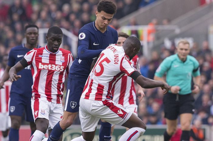 Bek Stoke City, Bruno Martins Indi (kanan), berduel dengan  gelandang Tottenham Hotspur, Dele Alli (tengah), dalam laga Liga Inggris 2017-2018 di Stadion Bet365, Stoke-on-Trent, Inggris, pada Sabtu (7/4/2018).