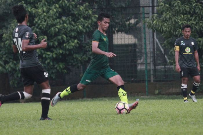 Pemain PS Tira, Ryan Wiradinata di antara dua pilar Barito Putera, Fajar Handika (kiri) dan Samsul Arif pada laga uji coba di lapangan Badan Intelejen Strategis (Bais), Kabupaten Bogor pada Kamis (22/2/2018) sore. 