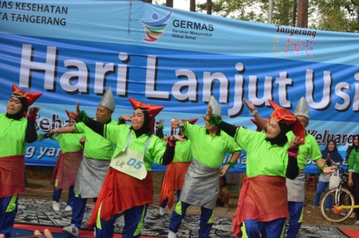  Peserta lomba tari dalam acara peringatan Hari Lanjut Usia Nasional (HLUN) 2018 di Kota Tangerang, Minggu (22/7/2018). 