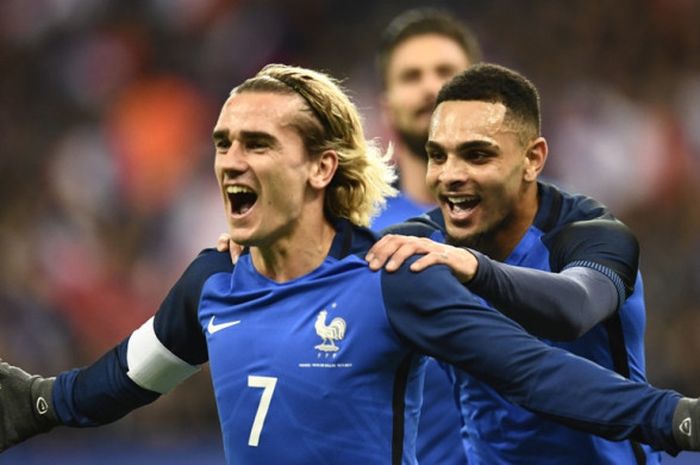 Striker Prancis, Antoine Griezmann (kanan), merayakan gol yang dia cetak ke gawang Wales dalam laga persahabatan di Stade de France, Saint-Denis, Prancis, pada 10 November 2017.