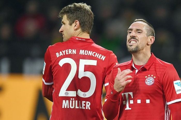 Reaksi dua gelandang Bayern Muenchen, Thomas Mueller (kiri) dan Franck Ribery, di akhir laga melawan Borussia Dortmund dalam partai lanjutan Bundesliga 2016-2017 di Dortmund.