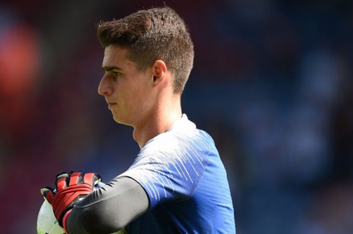 Kiper Chelsea, Kepa Arrizabalaga, melakukana pemanasan sebelum dimulainya laga Liga Inggris kontra Huddersfield Town di Stadion John Smith's, Huddersfield pada 11 Agustus 2018.