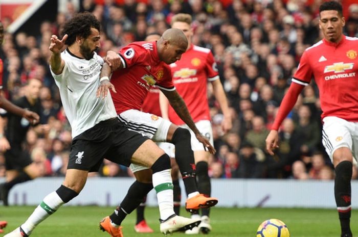   Winger Liverpool FC, Mohamed Salah (kedua dari kiri), berduel dengan pemain Manchester United, Ashley Young, dalam laga Liga Inggris di Stadion Old Trafford, Manchester, pada 10 Maret 2018.  