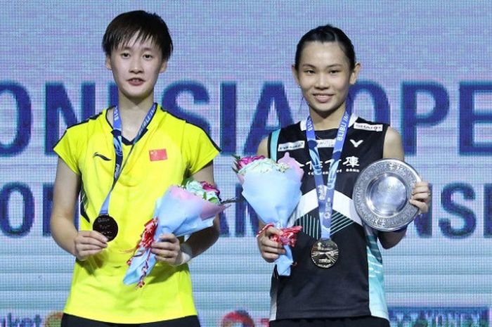 Pebulu tangkis tunggal putri China, Chen Yufei (kiri), dan Tai Tzu Ying (Taiwan) berpose di podium setelah final Indonesia Open 2018 yang berlangsung di Istora Senayan, Jakarta, Minggu (8/7/2018).