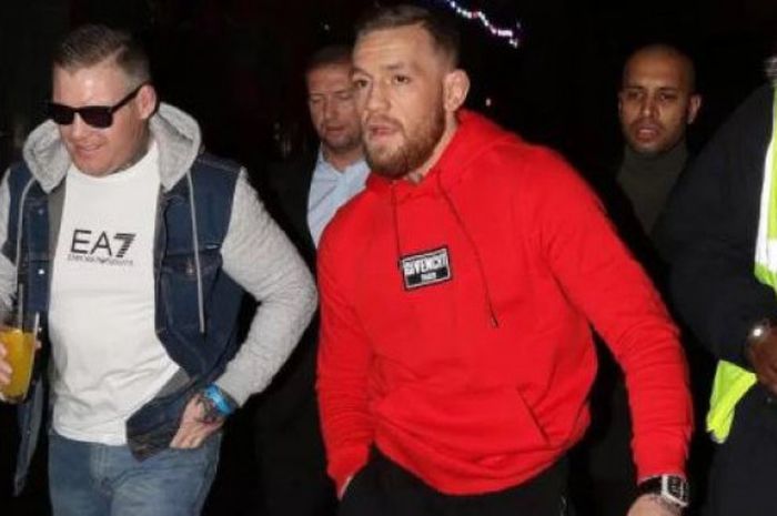 Conor McGregor datang ke bar di London, Inggris, Jumat (8/12/2017). 