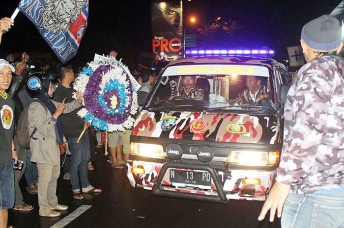 Aremania turut mengiringi mobil ambulan yang membawa jenazah kiper Arema Achmad Kurniawan dari rumah duka di Singosari, Malang, ke Jakarta, (10/1/2017).