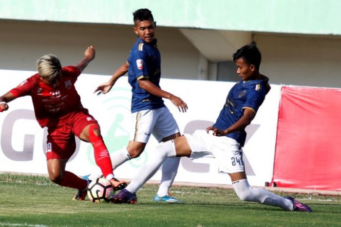 Penyerang Persis Solo, Rudiyana (kiri) mencoba melewati hadangan dua pemain Persiba Bantul pada laga