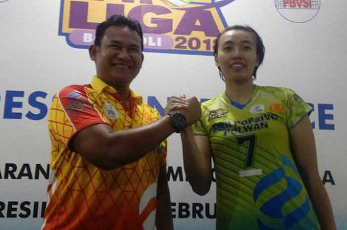 Manajer Jakarta PGN Popsivo Polwan, Kombes Pol Drs. Prahoro Tri Wahyono (kanan) dan kapten tim, Amelia Fajrina saat jumpa dengan awak media usai pertandingan di GOR Tridarma Gresik, Minggu (4/2/2018)