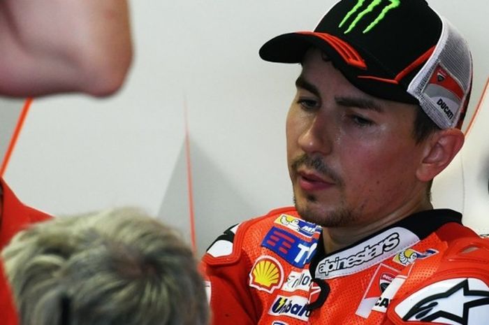 Pebalap Ducati Team asal Italia, Jorge Lorenzo, menunggu di box tim saat sesi latihan bebas GP Italia di Sirkuit Mugello, Sabtu (3/6/2017).