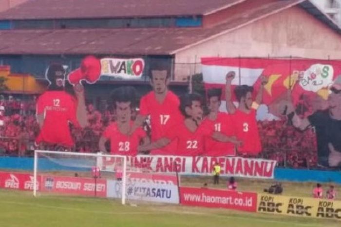 Suporter PSM bentangkan dua koreografi besar pada laga timnya menghadapi Arema FC, Minggu (14/10/2018).