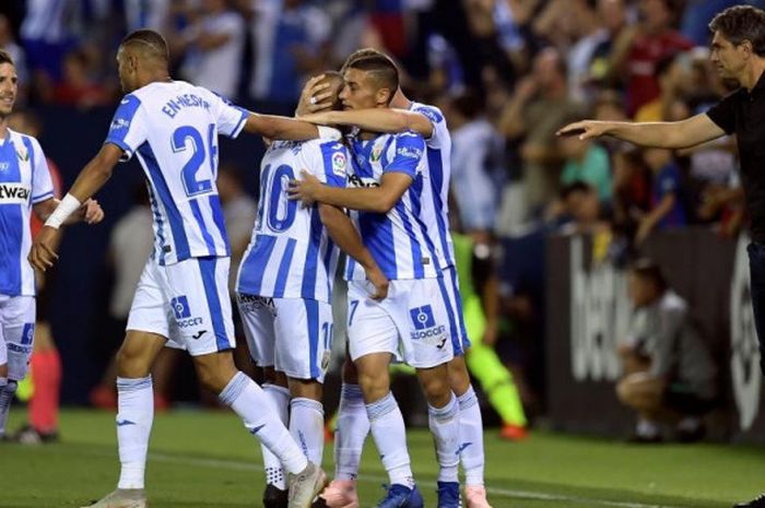 Para pemain CD Leganes merayakan gol mereka ke gawang FC Barcelona dalam partai Liga Spanyol di Estadio Municipal Butarque, Leganes, 26 September 2018.