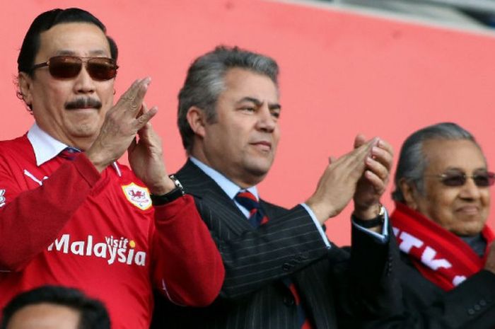 Pemilik Cardiff City asal Malaysia, Vincent Tan (paling kiri), mendukung timnya pada laga Liga Inggris kontra Fulham di Cardiff City Stadium, Cardiff, 8 Maret 2014.