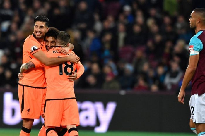 Winger Liverpool FC, Mohamed Salah (tengah), merayakan gol yang dia cetak ke gawang West Ham United dalam laga Liga Inggris di Stadion London pada 4 November 2017.