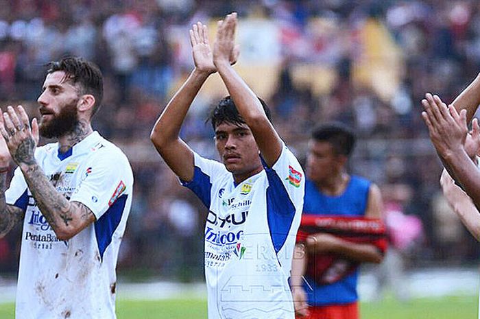 Pemain Persib Bandung membalas aplaus penonton usai melakoni laga uji coba melawan Persijap Jepara di Stadion Gelora Bumi Kartini, Jepara, Jumat 9 Februari 2018.