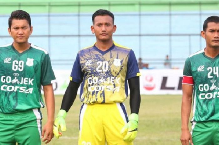 Kiper PSMS Medan Abdul Rohim (tengah)