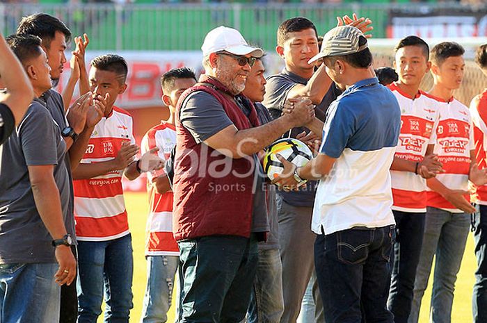 Pelatih Iwan Setiawan pada acara perkenalan pemain dan pelatih akademi Madura United di Stadion Gelora Ratu Pamelingan Pamekasan, Jawa Timur, Minggu (08/07/2018) sore.