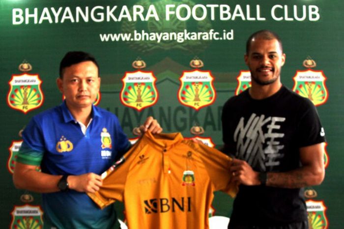 Direktur Teknik Bhayangkara FC, Yeyen Tumena (kiri), berpose bersama David Aparecido da Silva (kanan) selepas penandatanganan kontrak kerja sama di Hotel Ibis Styles, Malang, Selasa (30/1/2018) pagi WIB.